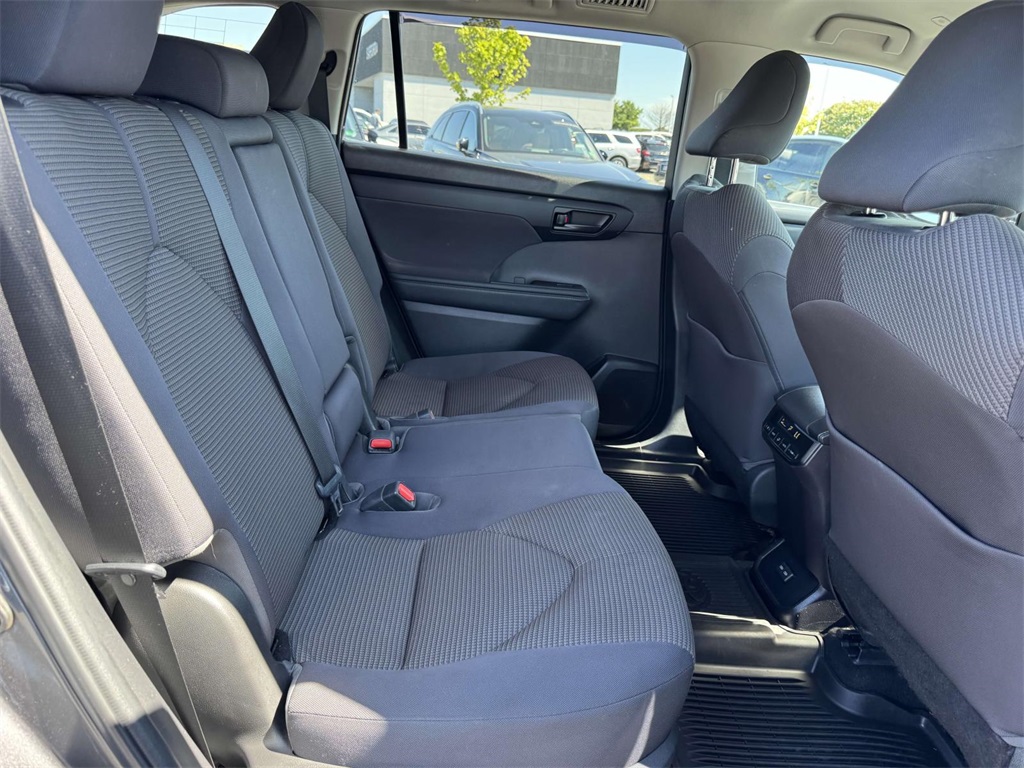 2023 Toyota Highlander Hybrid LE photo 12