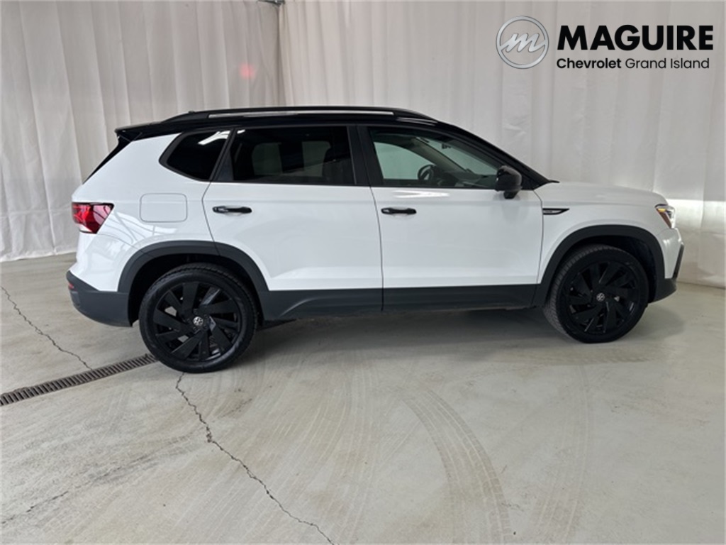 2024 Volkswagen Taos SE photo 2