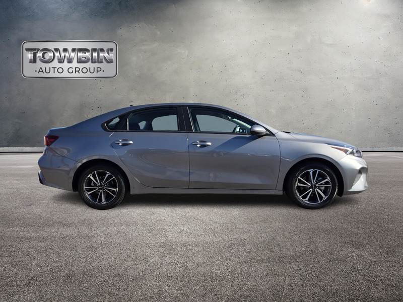 2023 Kia Forte LXS photo 3