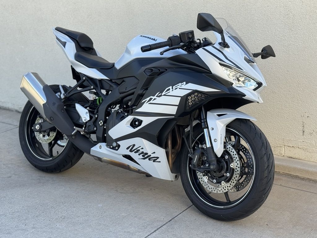N2OR1　N2BK1 Pre-Owned 2025 Kawasaki NINJA® ZX™-4RR ABS Motorcycle