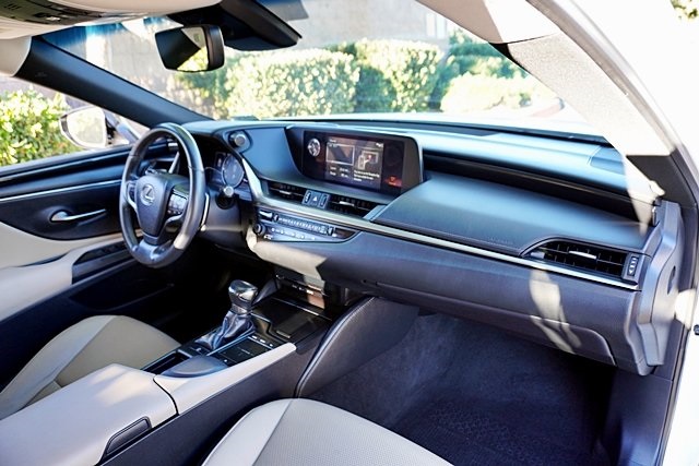 2019 Lexus ES 350 photo 9