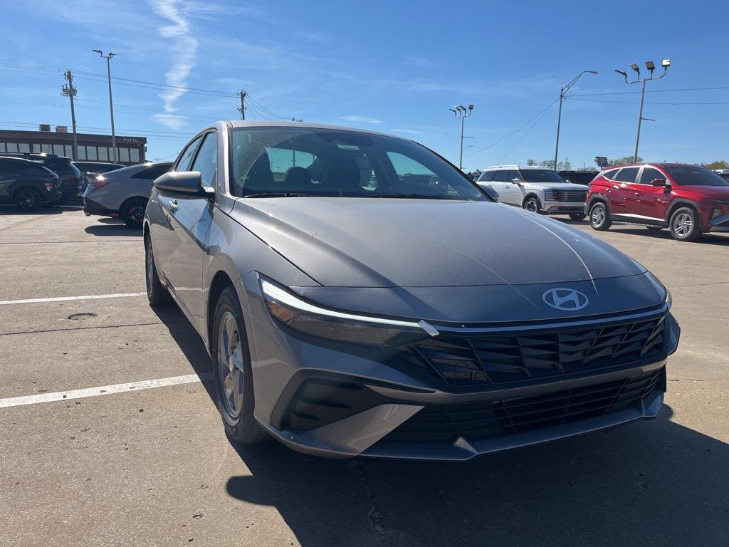 2025 Hyundai Elantra SE photo 3