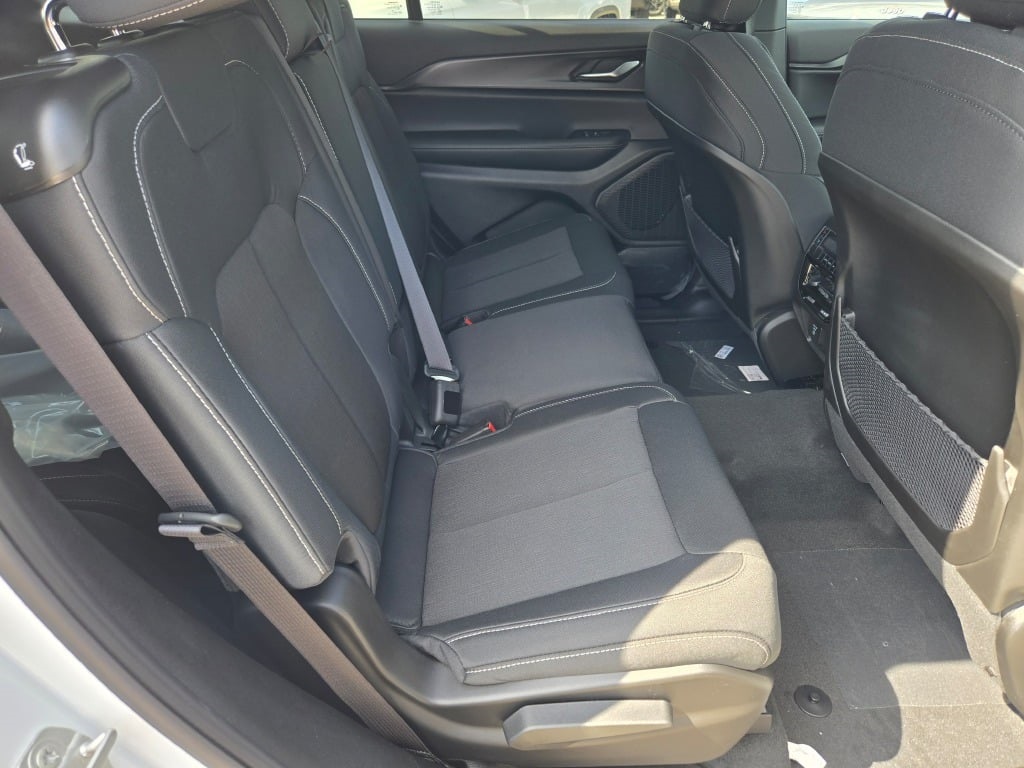 2025 Jeep Grand Cherokee Laredo photo 6