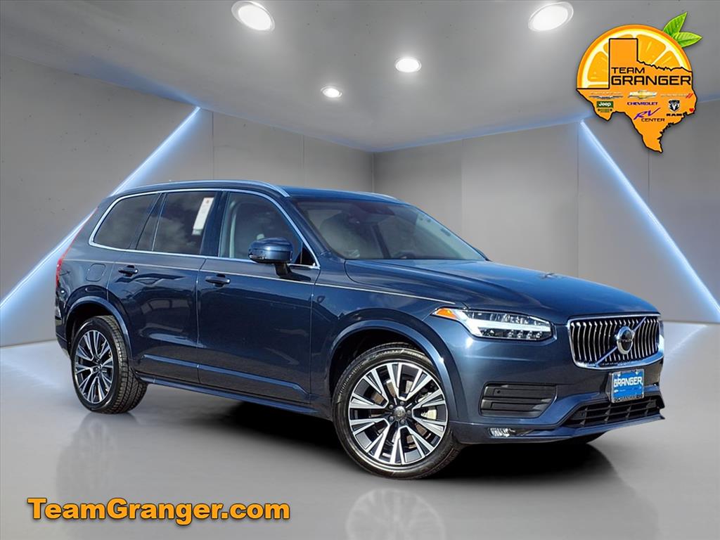 2022 Volvo XC90 Momentum's photo