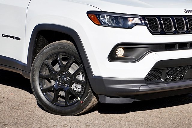 New 2026 Bright White Clear-Coat Exterior Paint Jeep Latitude image 4