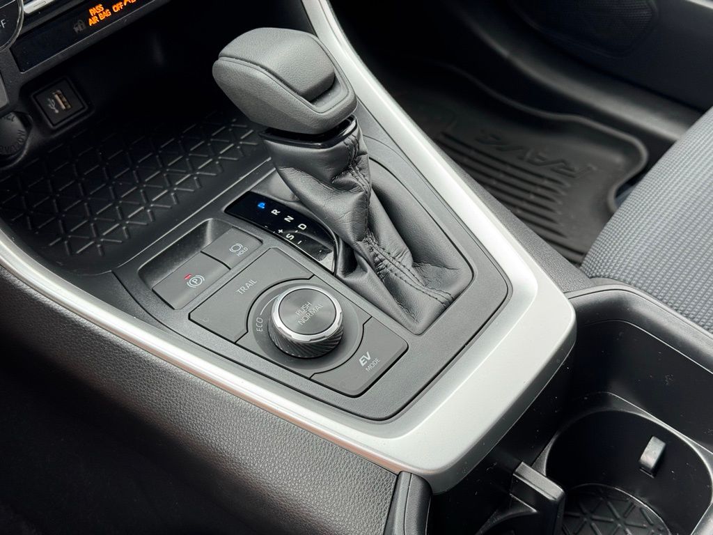 2024 Toyota RAV4 Hybrid LE photo 30