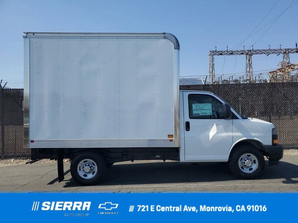 2025 Chevrolet Express Cutaway Base's photo