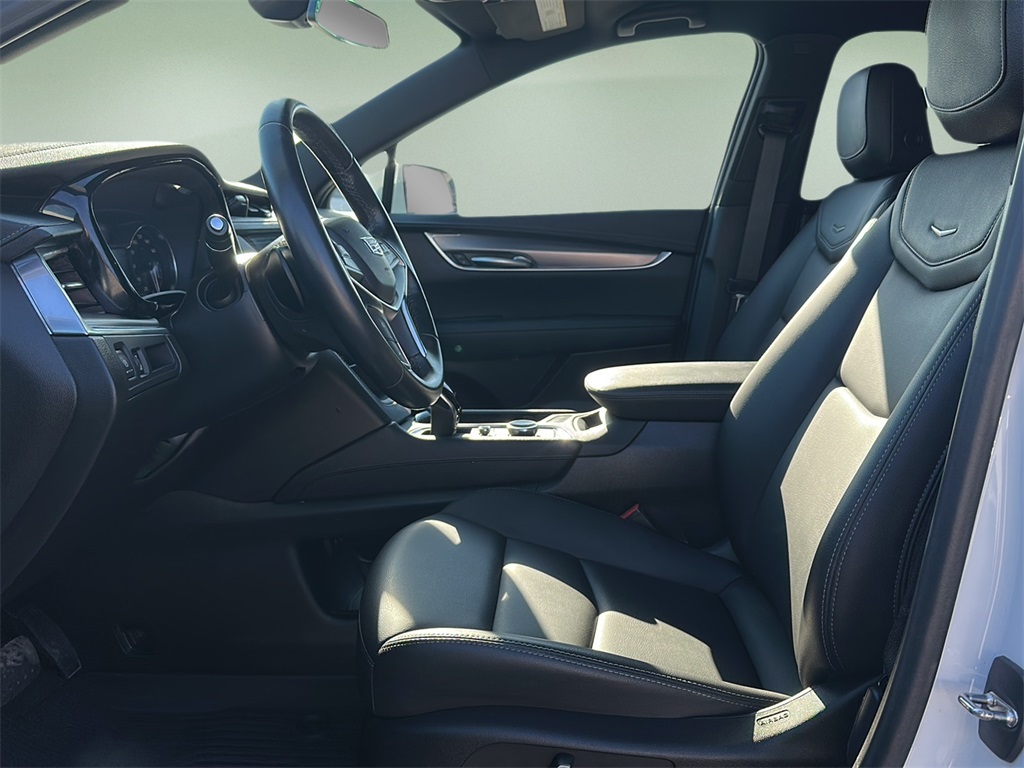2023 Cadillac XT5 Luxury photo 2