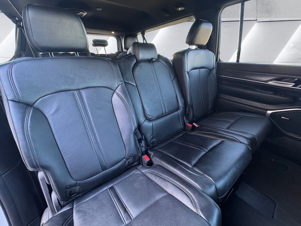 2024 Jeep Wagoneer L Series II photo 16