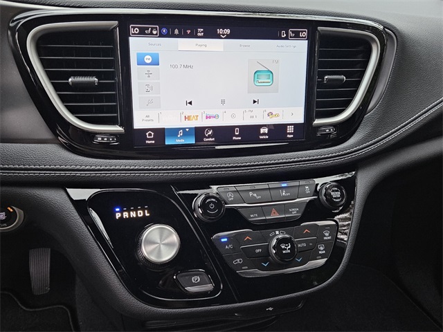 2026 Chrysler Pacifica photo 16