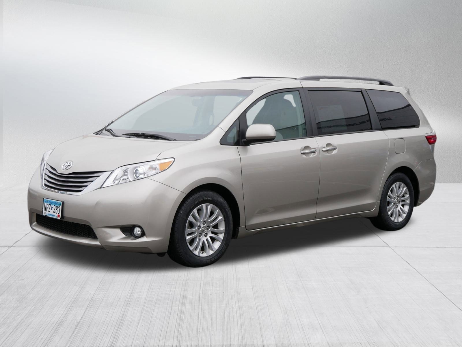 2015 Toyota Sienna XLE photo 3