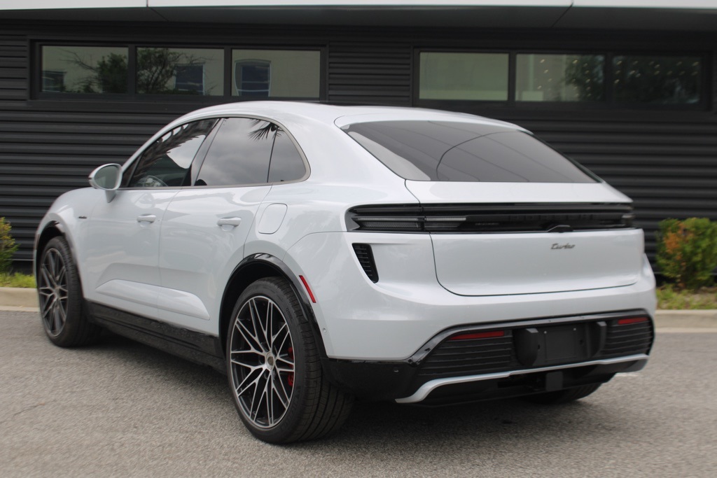 2025 Porsche Macan Electric Turbo photo 3