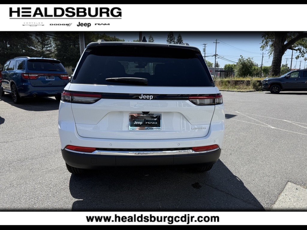 2025 Jeep Grand Cherokee Laredo photo 3