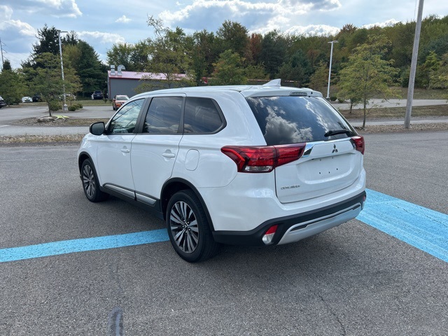 2020 Mitsubishi Outlander ES photo 3