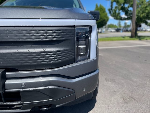 2025 Ford F-150 Lightning photo 7