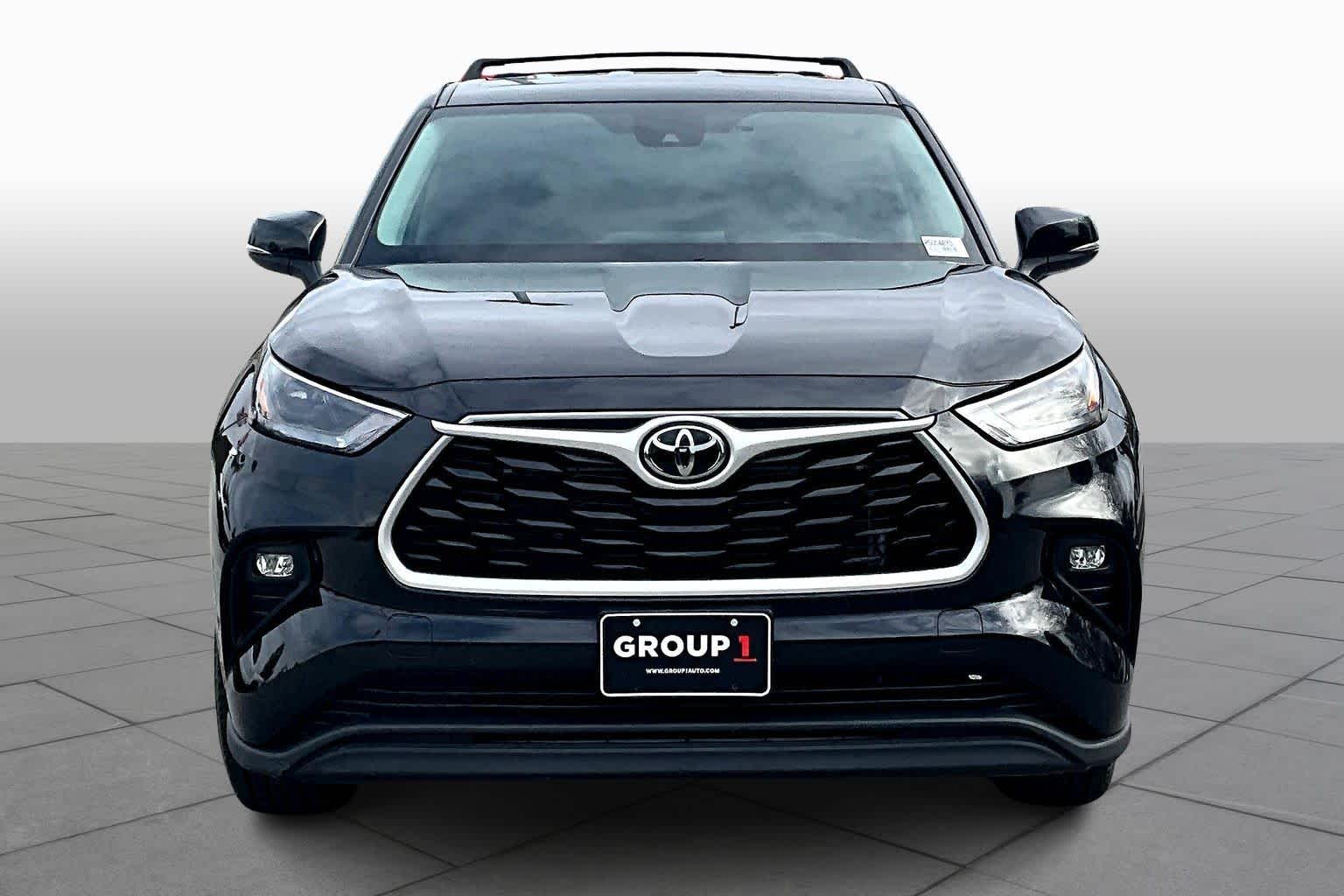 2023 Toyota Highlander LE photo 3