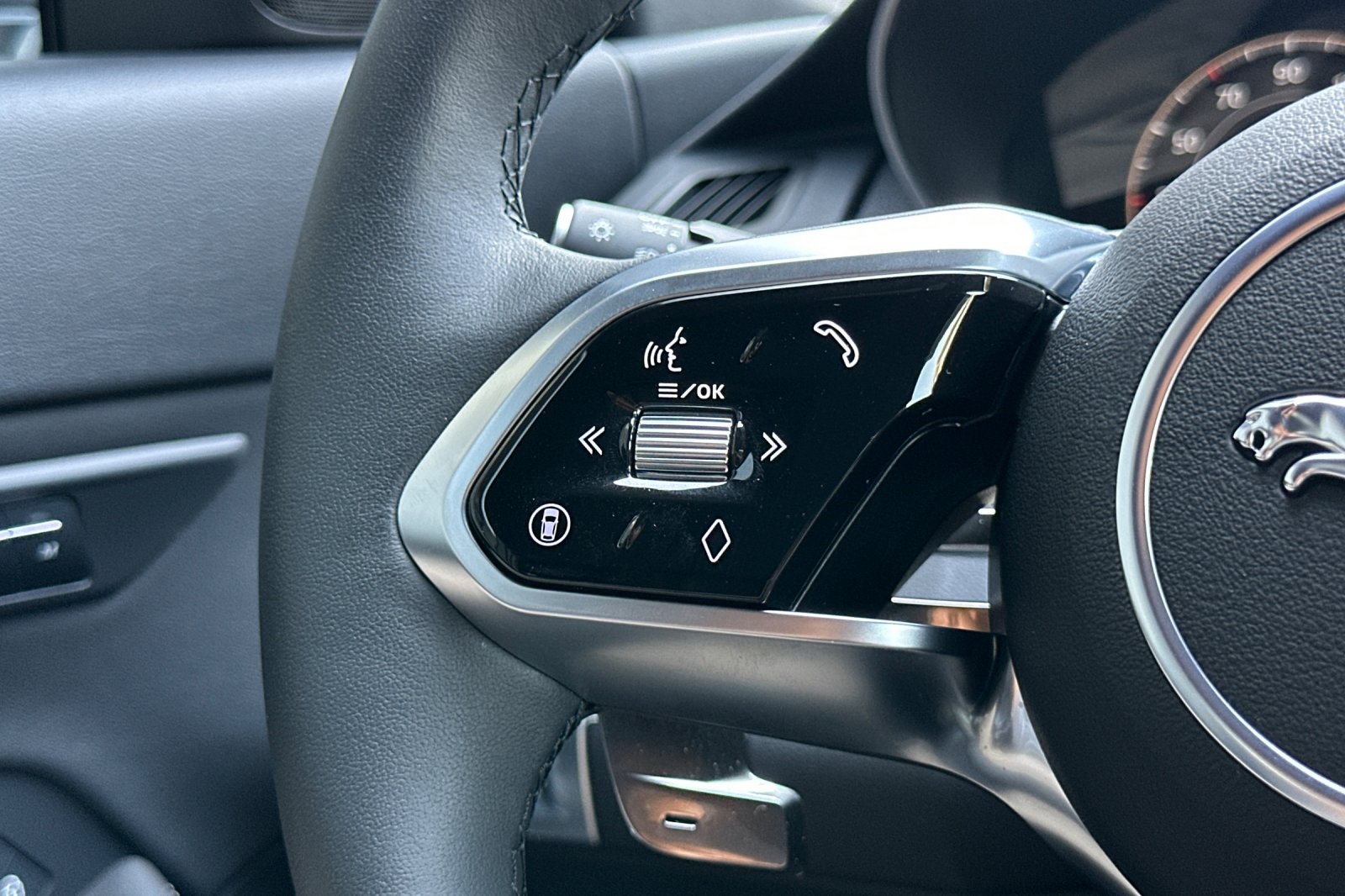 2024 Jaguar E-PACE R-Dynamic SE photo 25