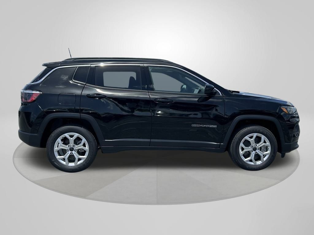 2025 Jeep Compass Latitude photo 3
