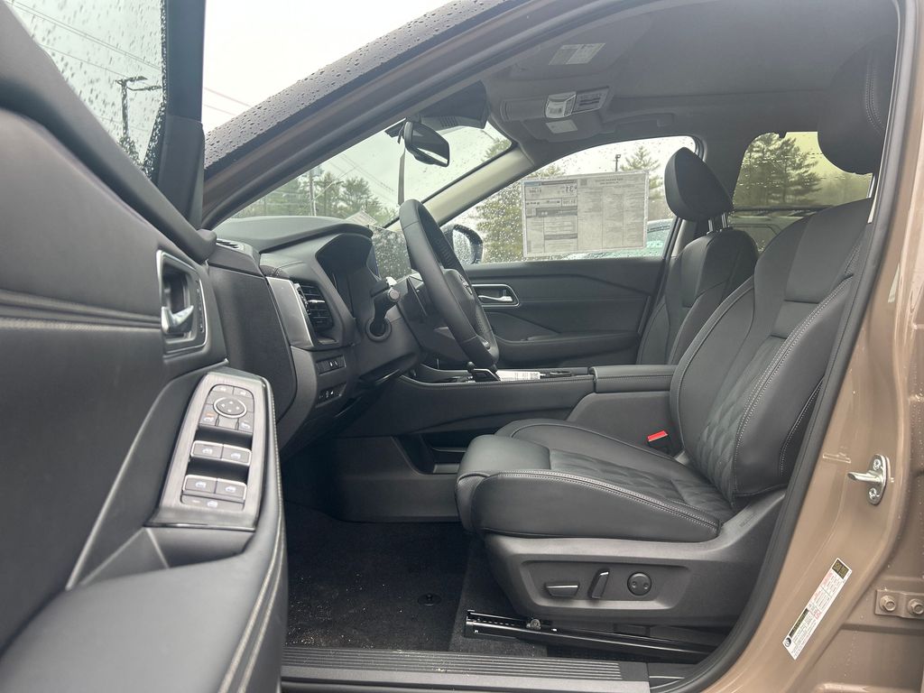 2025 Nissan Rogue Platinum photo 16