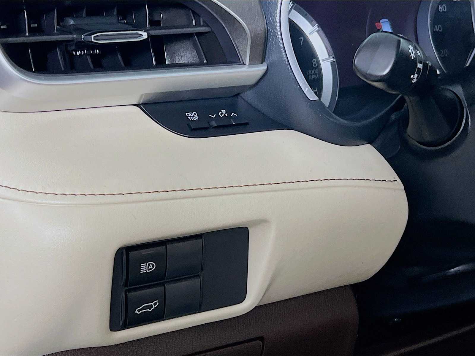 2021 Toyota Highlander XLE photo 3