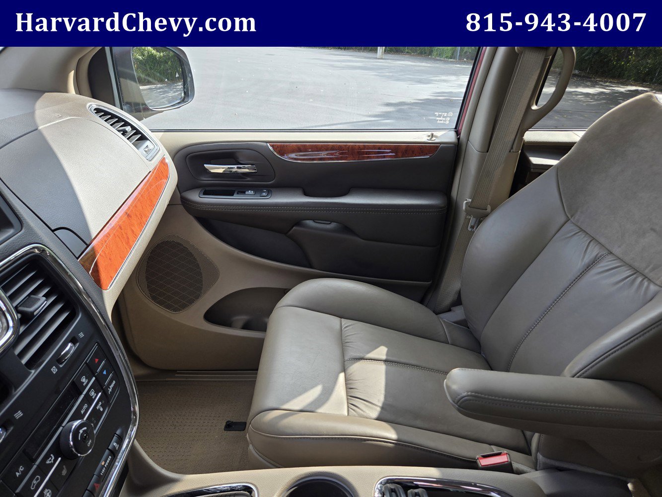 2015 Chrysler Town & Country Limited Platinum photo 29