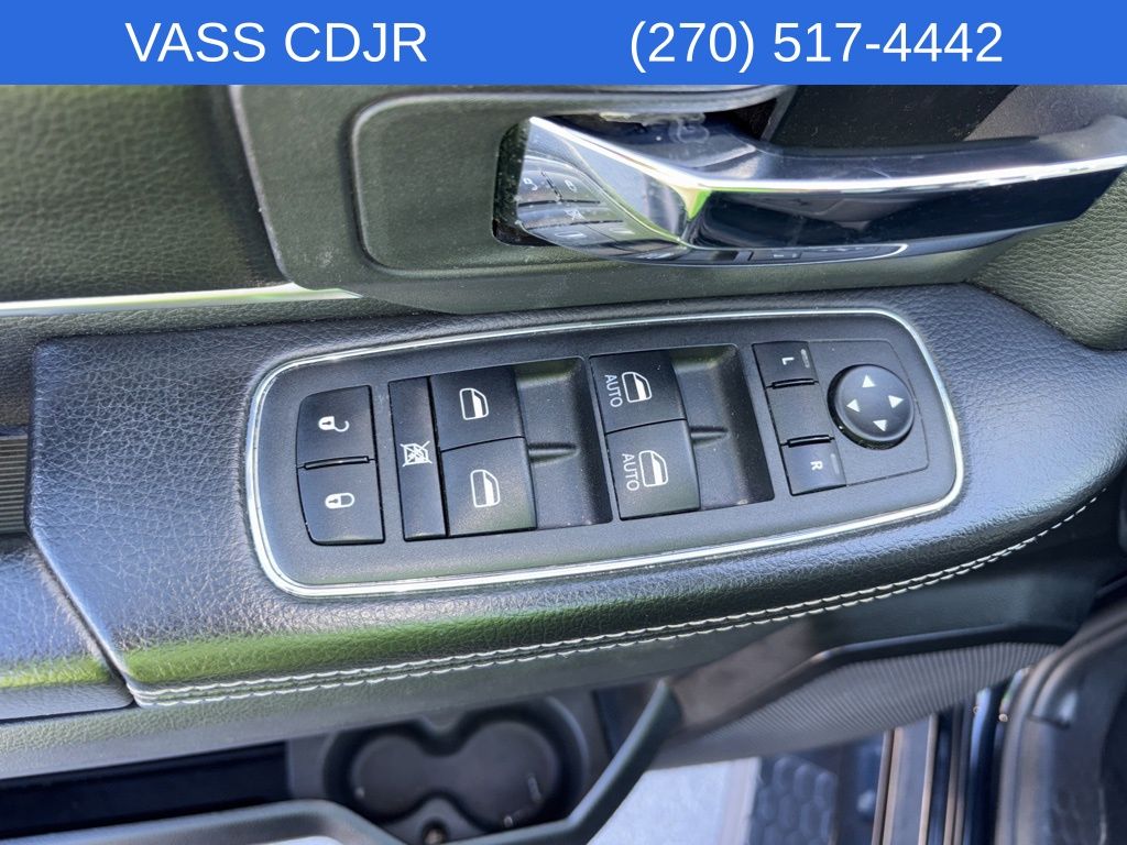 2023 Ram 1500 SLT photo 4