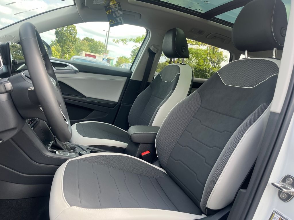 2025 Volkswagen Taos SE photo 7