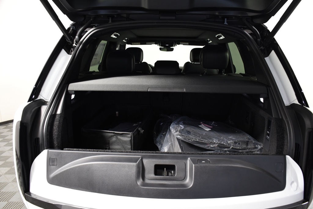 2025 Land Rover Range Rover SE photo 14