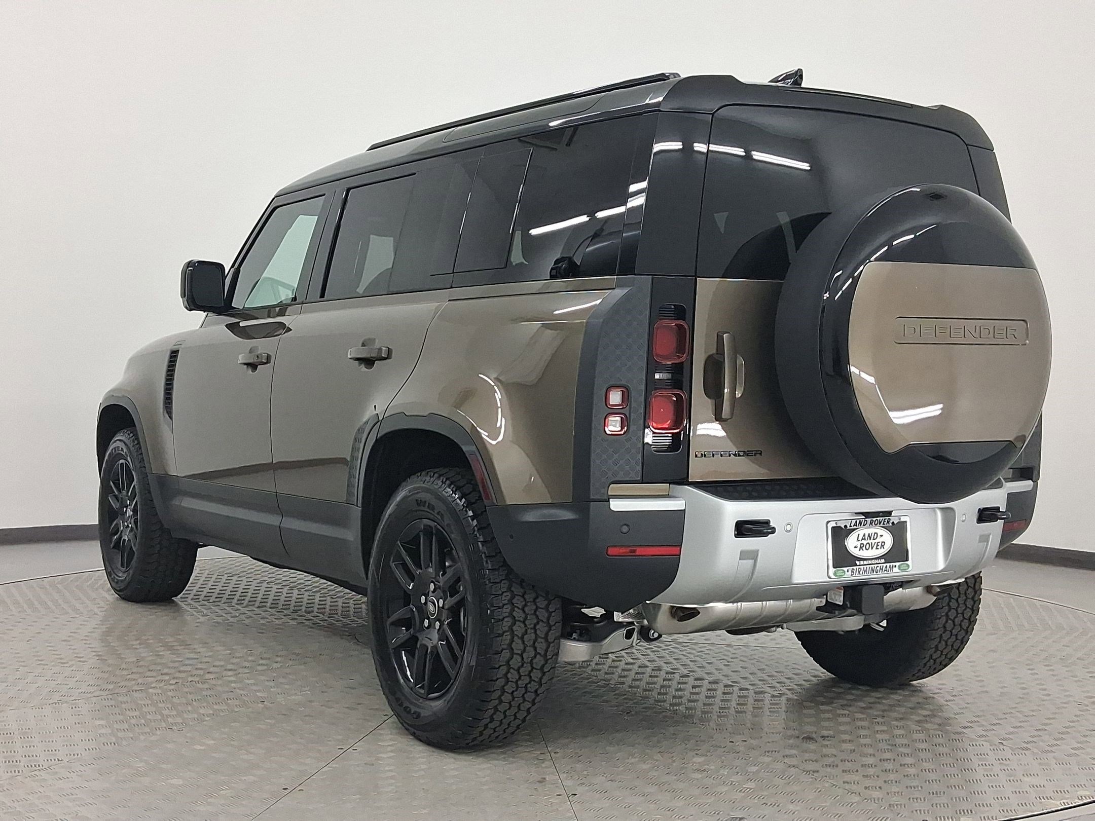 2025 Land Rover Defender 110 S photo 3