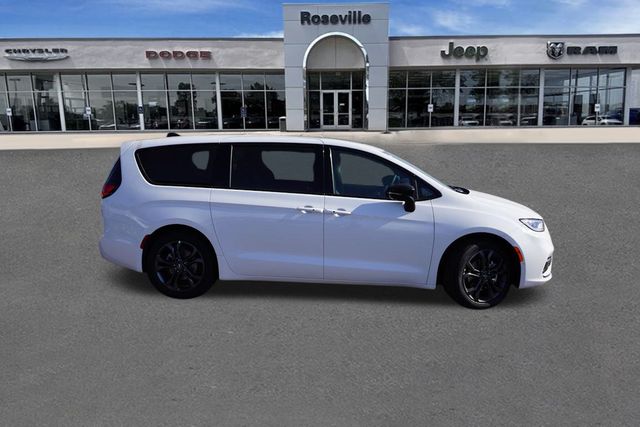 2026 Chrysler Pacifica photo 2