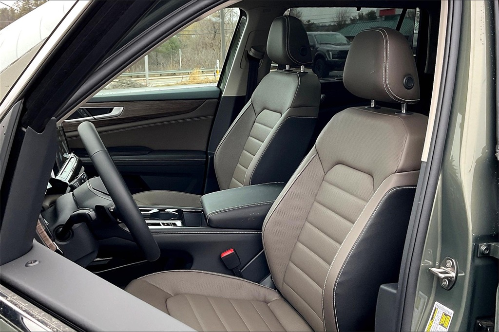 2025 Volkswagen Atlas SEL photo 10