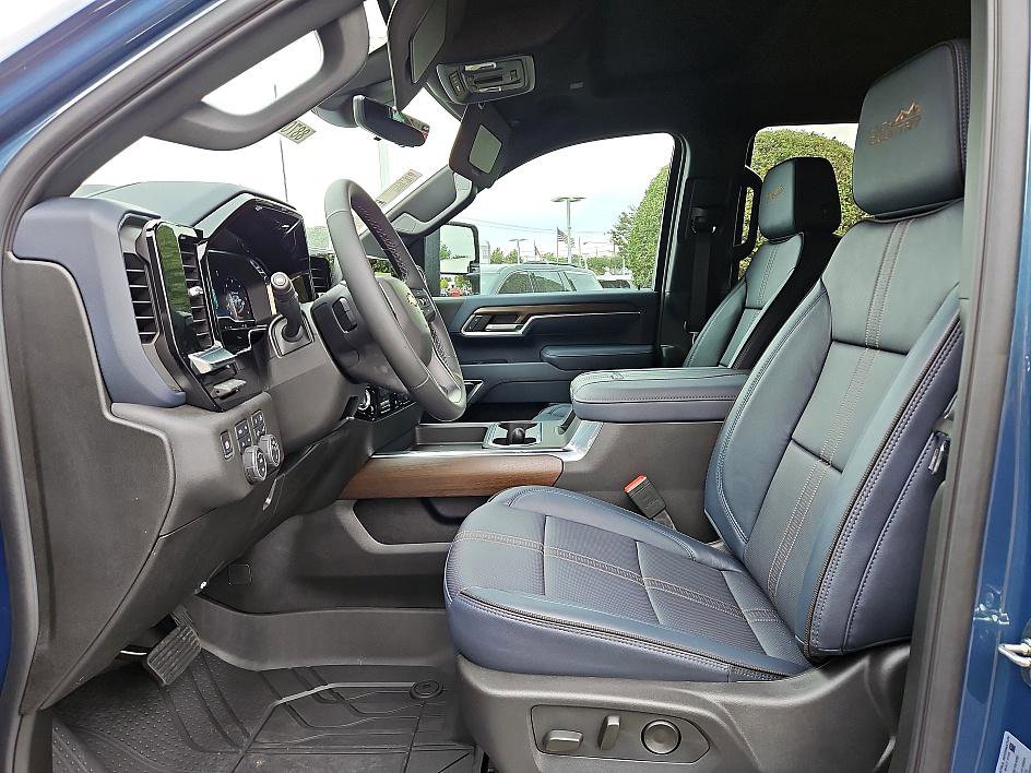 2025 Chevrolet Silverado 2500HD High Country photo 10