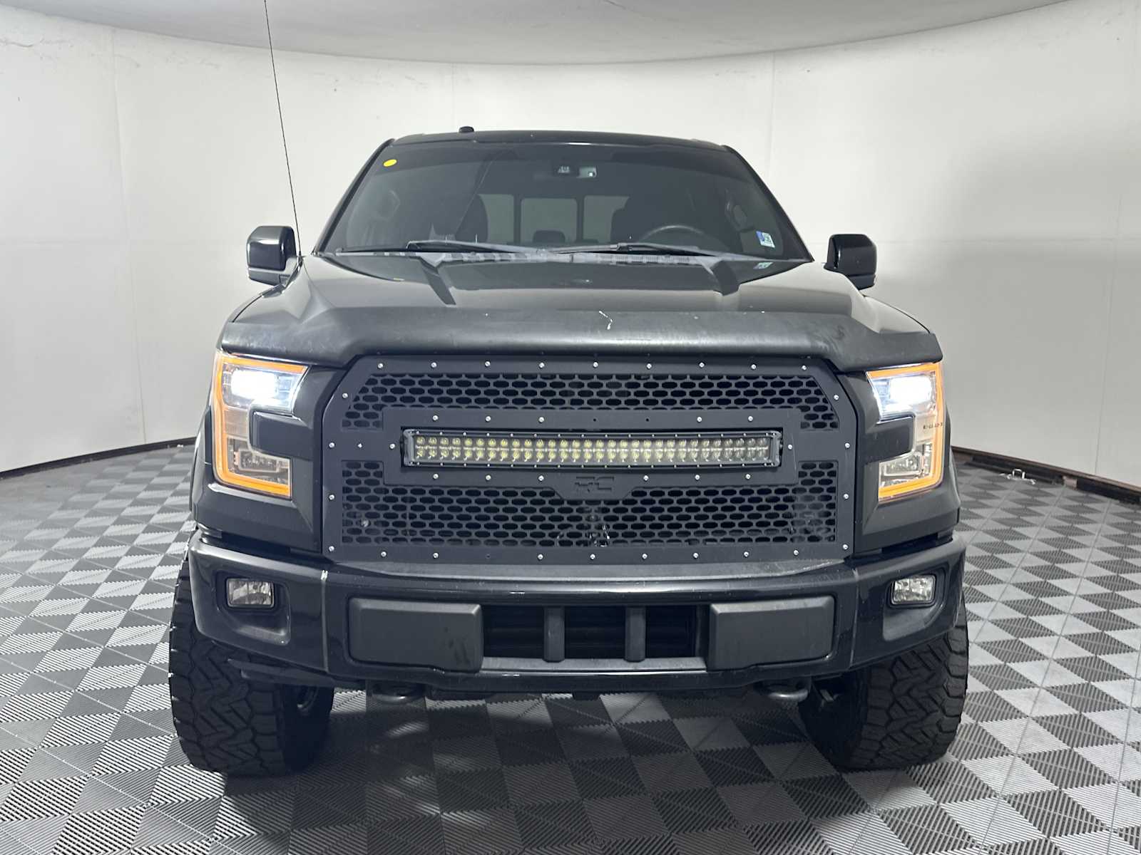 2016 Ford F-150 Lariat photo 2
