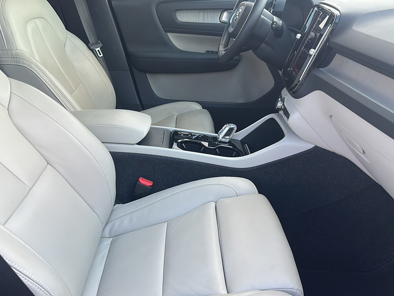 2023 Volvo XC40 Plus photo 10