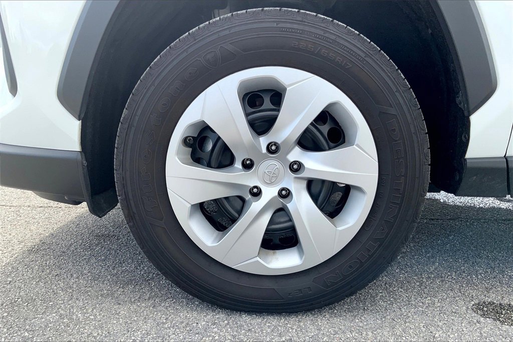 2025 Toyota RAV4 LE photo 8