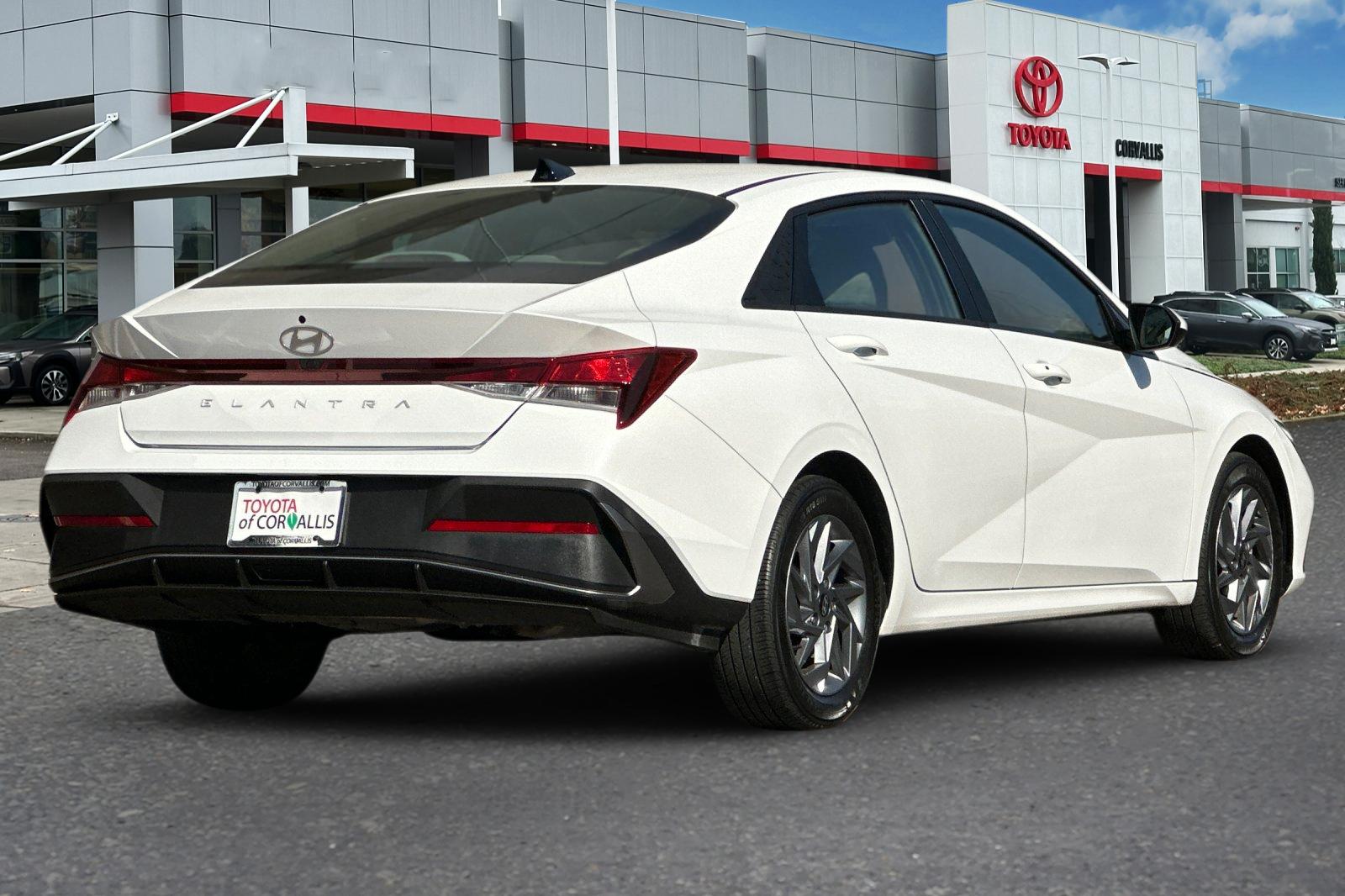 2024 Hyundai Elantra SEL photo 3
