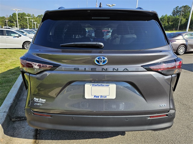 2025 Toyota Sienna XLE photo 11