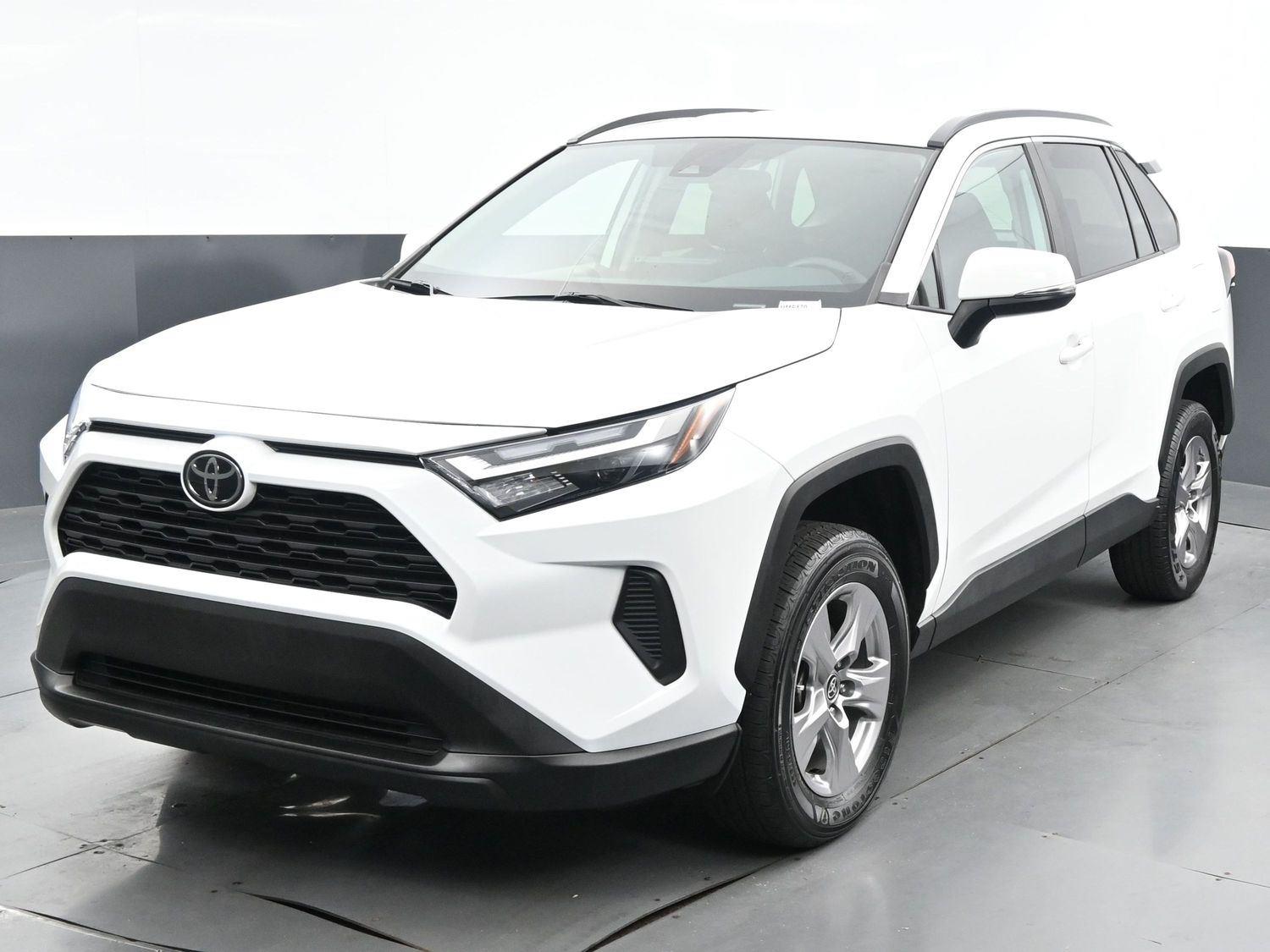 2023 Toyota RAV4 XLE photo 3
