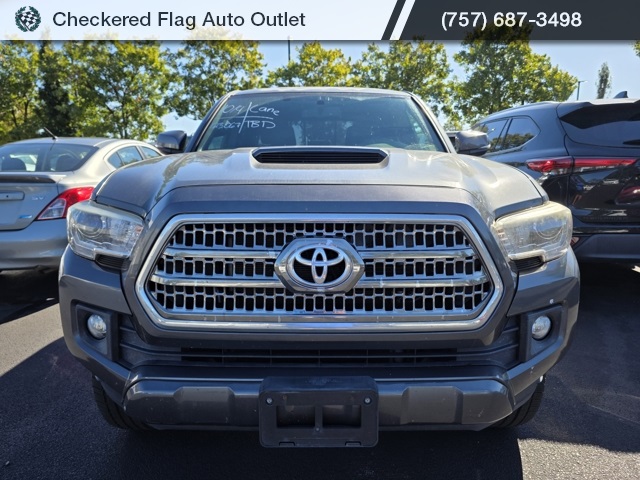 2017 Toyota Tacoma TRD Sport photo 2