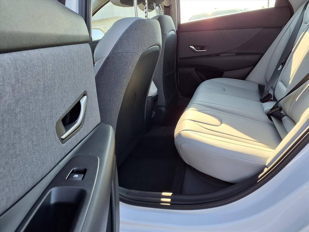 2025 Hyundai Elantra Limited photo 5