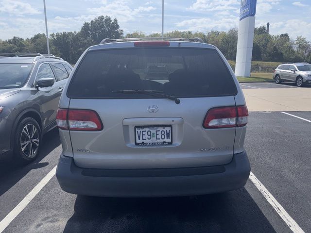 2003 Toyota Sienna CE photo 3