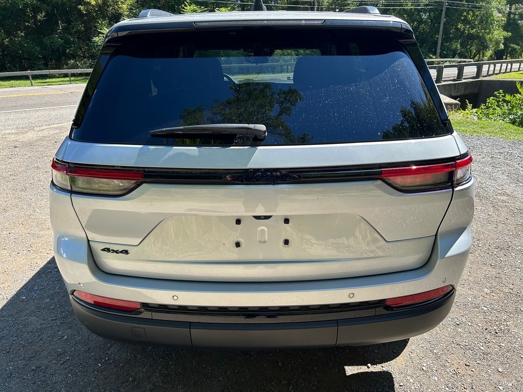 2022 Jeep Grand Cherokee Altitude photo 4