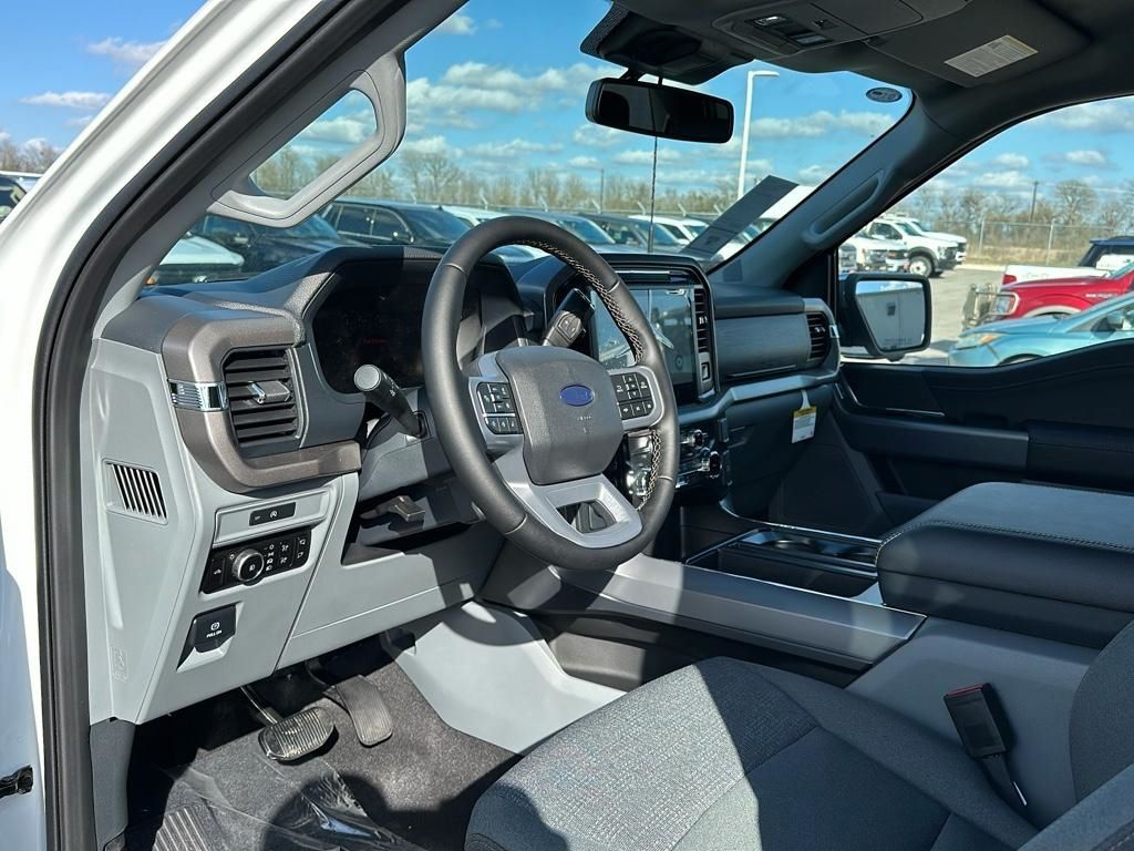 2025 Ford F-150 XLT photo 13