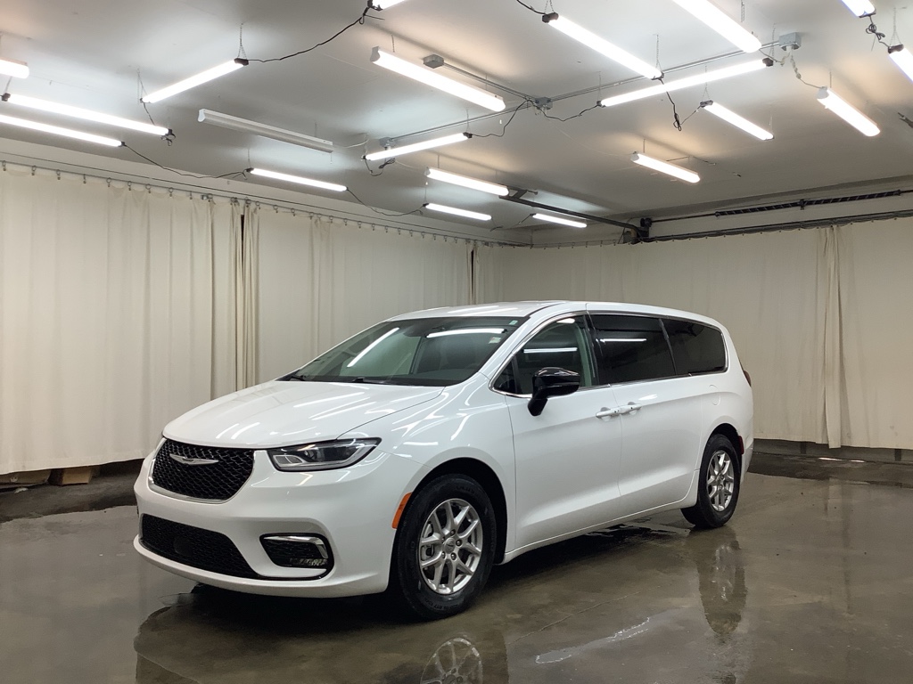 2024 Chrysler Pacifica Touring L's photo