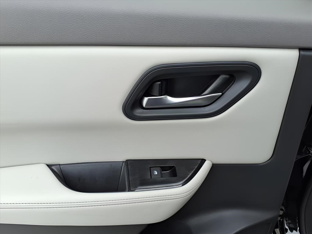 2025 Nissan Rogue SV photo 8