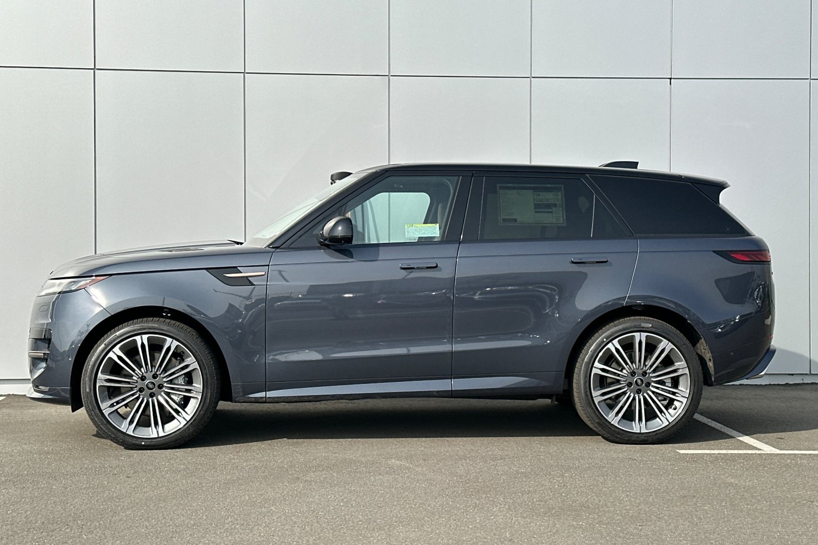 2025 Land Rover Range Rover Sport SE photo 2