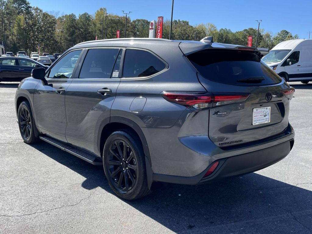 2025 Toyota Highlander XLE photo 4