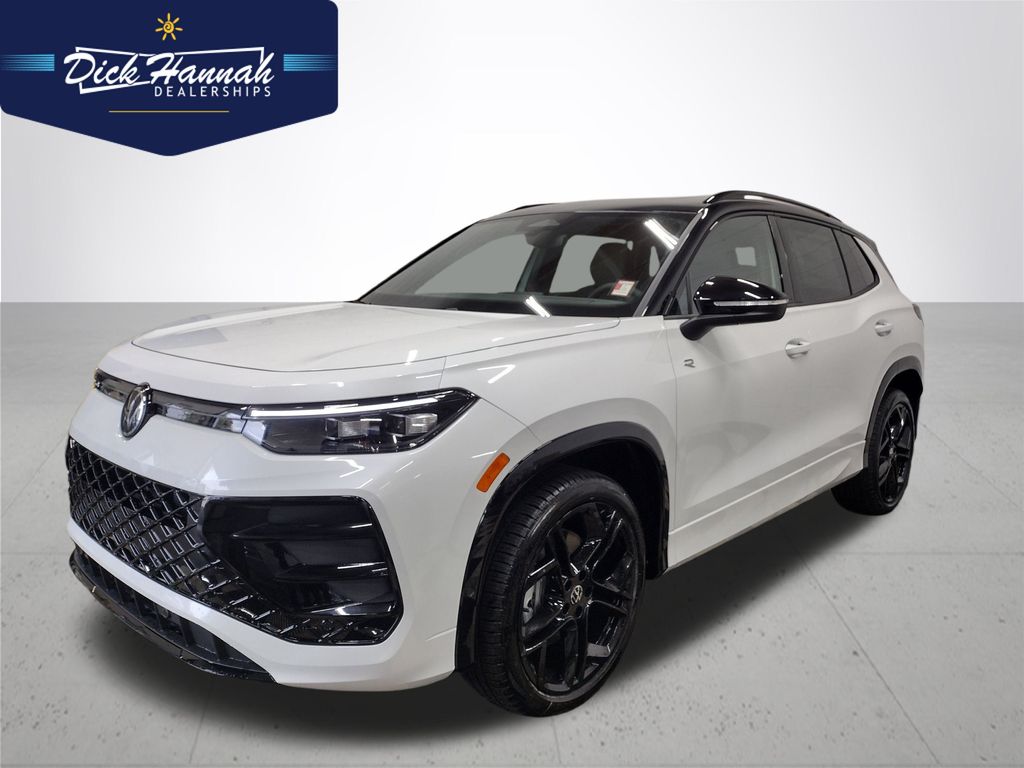 2025 Volkswagen Tiguan SE R-LINE BLACK's photo