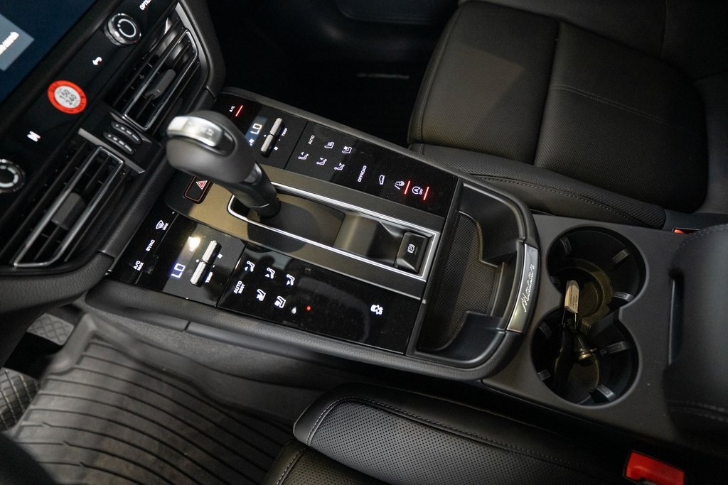 2025 Porsche Macan T photo 22
