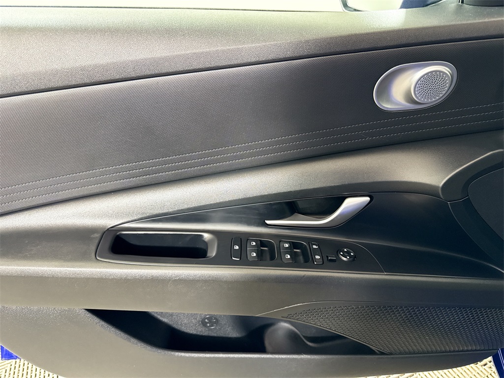 2022 Hyundai Elantra SEL photo 20
